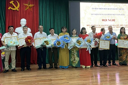 Lãnh đạo quận Hai Bà Trưng tặng Bằng khen các gia đình văn hóa tiêu biểu. 