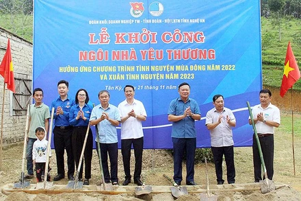 Đại diện Đoàn Khối Doanh nghiệp Trung ương, Tỉnh đoàn Nghệ An và các đơn vị liên quan khởi công xây dựng công trình “Ngôi nhà Yêu thương” tặng hộ gia đình anh Đặng Thế Thuận (xã Nghĩa Hành, huyện Tân Kỳ, Nghệ An).