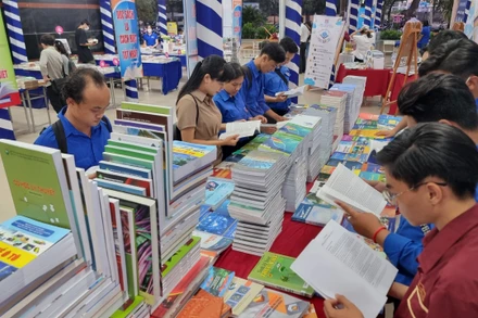 Gian hàng trưng bày sách thu hút đông đảo các bạn trẻ.