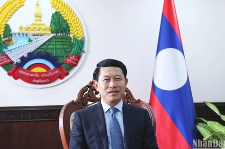 Phó Thủ tướng, Bộ trưởng Ngoại giao Lào Saleumxay Kommasith trả lời phỏng vấn báo chí Việt Nam trước chuyến thăm Lào của Thủ tướng Chính phủ Phạm Minh Chính.
