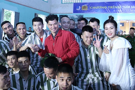 Nghệ sĩ Xuân Bắc, Gương mặt trẻ Việt Nam tiêu biểu năm 2022 Hà Myo giao lưu cùng các phạm nhân, trại viên Trại giam Ngọc Lý tại chương trình.