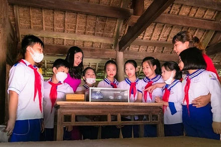 Các cháu thiếu nhi đến thăm quan quê Bác ở Kim Liên (Nam Đàn).