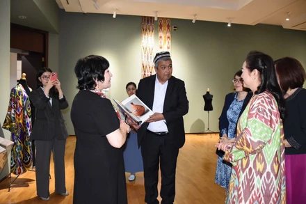 Phu nhân Chủ tịch Quốc hội Nguyễn Thị Thanh Nga nghe Giới thiệu sách về nghệ thuật thủ công mỹ nghệ của Uzbekistan. 