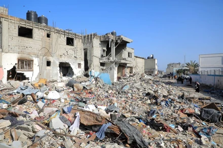 Cảnh đổ nát sau cuộc không kích tại Khan Younis, Dải Gaza, ngày 28/2/2024. (Ảnh: THX/TTXVN)