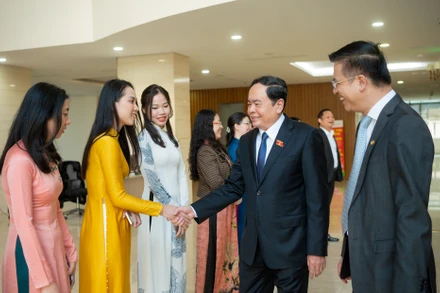 Phó Chủ tịch Thường trực Quốc hội Trần Thanh Mẫn với cán bộ, phóng viên Truyền hình Quốc hội Việt Nam. (Ảnh: Duy Linh)