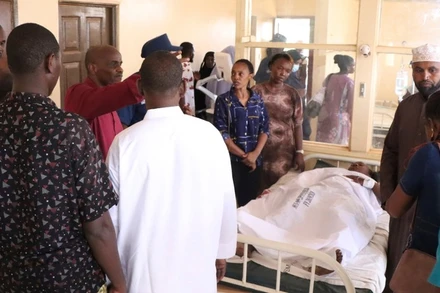 Một nạn nhân bị thương trong vụ nổ được điều trị tại bệnh viện ở Mandera, Kenya. (Ảnh: AP)