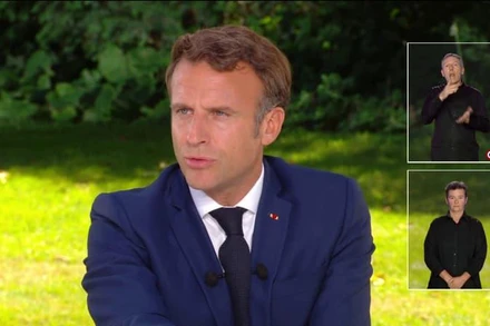 Tổng thống Pháp Emmanuel Macron trả lời phòng vấn kênh truyền hình TF1 và France 2. 