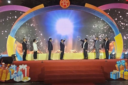 Các đại biểu nhấn nút khai mạc Chương trình Tháng Khuyến mại Hà Nội năm 2024.