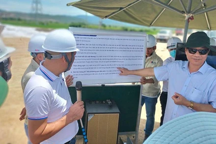Nhà đầu tư Tập đoàn Đèo Cả báo cáo đoàn công tác quá trình triển khai dự án.