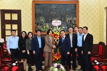 Đoàn đại biểu Thông tấn xã Việt Nam do đồng chí Vũ Việt Trang, Tổng Giám đốc Thông tấn xã Việt Nam dẫn đầu thăm, chúc mừng nhân dịp kỷ niệm 72 năm Ngày Báo Nhân Dân ra số đầu.