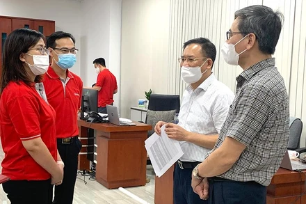 Cơ quan Bảo hiểm xã hội kiểm tra việc thực hiện chi trả hỗ trợ người lao động từ Quỹ Bảo hiểm thất nghiệp tại doanh nghiệp. 