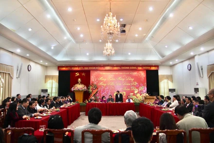 Bà con Việt Kiều về thăm quê hương đến tham gia gặp mặt và thăm trụ sở Ủy ban Trung ương Mặt trận Tổ quốc Việt Nam.