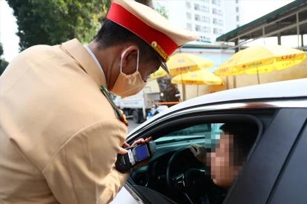 Cảnh sát giao thông kiểm tra nồng độ cồn. (Ảnh minh họa) 