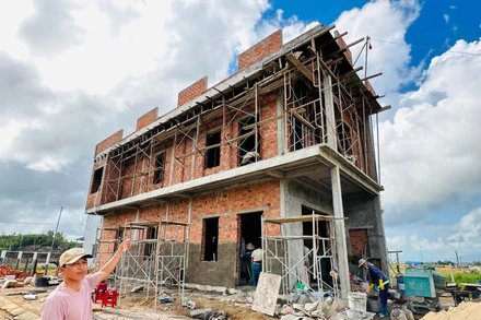 Căn nhà 2 tầng của anh Nguyễn Ngọc Phát ở khu tái định cư Cà Ninh gần hoàn thành. 