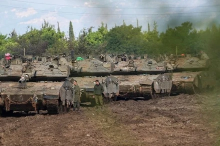 Binh sĩ và xe quân sự Israel triển khai gần biên giới phía bắc với Liban ngày 28/11/2024. (Ảnh: THX/TTXVN)