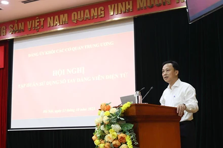 Đồng chí Lại Xuân Lâm, Phó Bí thư Thường trực Đảng ủy Khối phát biểu.