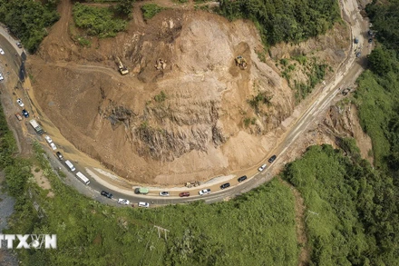 [Ảnh] Hòa Bình khẩn trương khắc phục sạt lở, bảo đảm lưu thông qua dốc Cun
