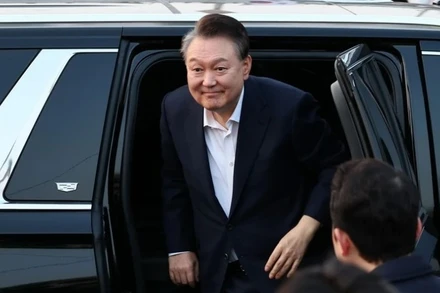 Tổng thống bị luận tội Yoon Suk Yeol rời khỏi nơi giam giữ và gặp gỡ người ủng hộ bên ngoài dinh Tổng thống ở Seoul, ngày 8/3/2025. (Ảnh: YONHAP/TTXVN)