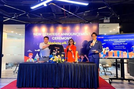 Ông Chris Kim, đại diện quỹ đầu tư The Ventures ký kết các thỏa thuận với đại diện Tubudd Vũ Thị Thái An. (Ảnh: Mỹ Hạnh) 