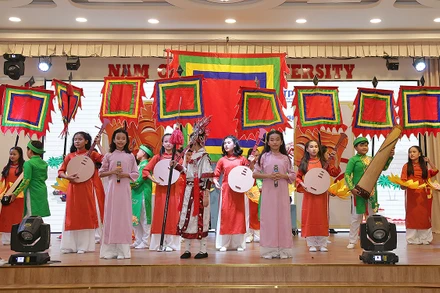 Các đội thi tranh tài tại bán kết khu vực các tỉnh đồng bằng sông Tiền và đồng bằng sông Hậu.