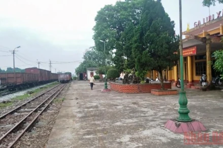 Ga Lưu Xá thưa vắng tàu qua lại.