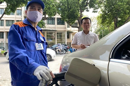 Một điểm bán xăng của Petrolimex. (Ảnh: TTXVN)