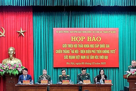 Các đồng chí đại diện Ban tổ chức cung cấp thông tin về Hội thảo tại buổi họp báo.