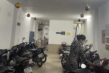 Chỗ để xe tại chung cư mini.