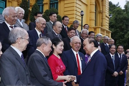 Chủ tịch nước Nguyễn Xuân Phúc với đoàn đại biểu Hội Cựu Giáo chức Việt Nam. (Ảnh: TTXVN)