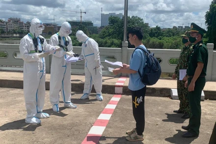 Công an thành phố Móng Cái bàn giao 2 đối tượng truy nã người Trung Quốc cho Cục Công an thành phố Đông Hưng, Trung Quốc.