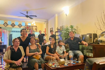 Du khách nước ngoài trải nghiệm tour “Theo dấu chân Biệt động Sài Gòn” trong dịp Tết Quý Mão.