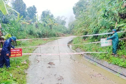 Lực lượng chức năng cắm biển báo cấm người dân đi qua khu vực nguy cơ sạt lở đất.