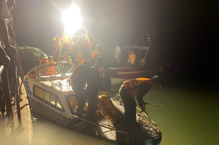 Lực lượng chức năng đang tích cực khẩn trương tìm kiếm các nạn nhân.