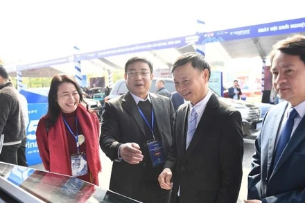 Các đại biểu tham quan gian hàng tại sự kiện.