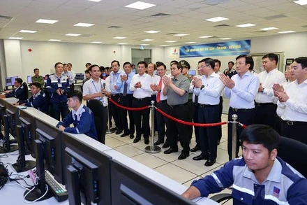 Thủ tướng Phạm Minh Chính và đoàn công tác thăm phòng điều khiển trung tâm Nhà máy Nhiệt điện Sông Hậu 1. (Ảnh: Nhật Bắc)
