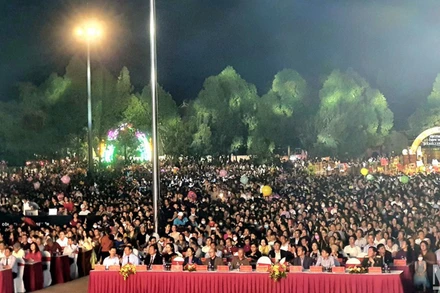 Đông đảo cán bộ, người dân tỉnh Kon Tum đến thưởng thức chương trình.