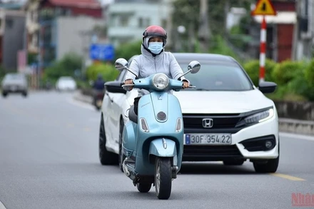 Từ đêm 12/4, khu vực Hà Nội trời chuyển lạnh, nhiệt độ thấp nhất từ 17-19 độ C. (Ảnh: MINH DUY)