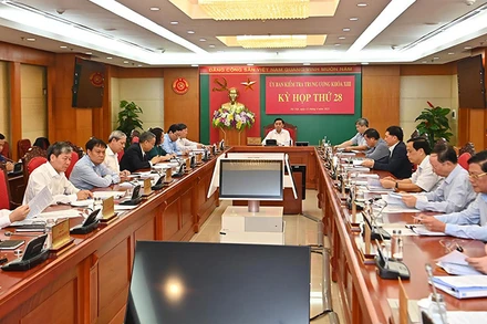 Tại Kỳ họp 28, Ủy ban Kiểm tra Trung ương quyết định thi hành kỷ luật Cảnh cáo Ban cán sự đảng UBND tỉnh Lào Cai nhiệm kỳ 2011 - 2016; đề nghị Bộ Chính trị, Ban Bí thư xem xét, thi hành kỷ luật một số đảng viên vi phạm. (Ảnh: DUY LINH)