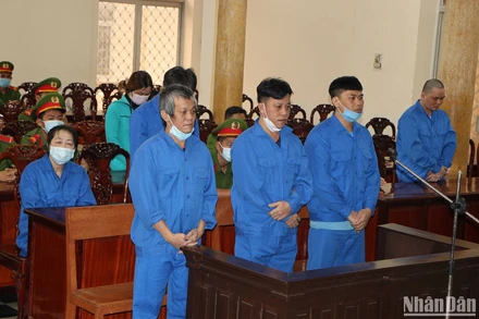 Các bị cáo trong đường dây buôn lậu do Kim Hạnh cầm đầu.