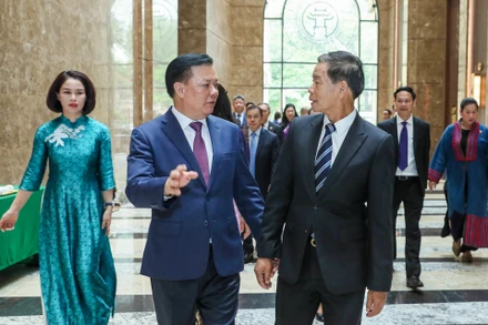 Bí thư Thành ủy Hà Nội Đinh Tiến Dũng và Chủ tịch Ủy ban Trung ương Mặt trận Lào xây dựng đất nước Sinlavong Khoutphaythoune tại buổi tiếp.