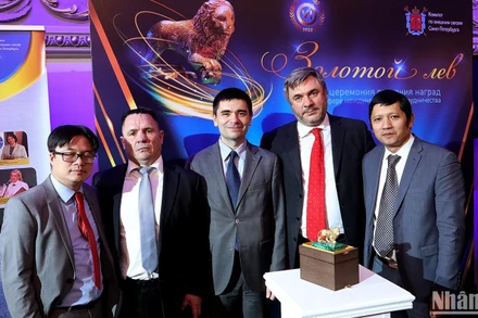 Ông Nguyễn Quốc Hùng (ngoài cùng bên phải) nhận giải.