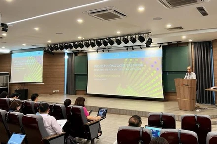 Các chuyên gia, nhà khoa học, doanh nghiệp tham dự diễn đàn.