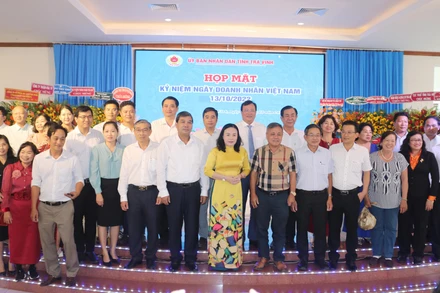 Đại diện các doanh nghiệp tiêu biểu chụp ảnh lưu niệm cùng lãnh đạo Tỉnh ủy, Hội đồng nhân dân, Ủy ban nhân dân, Ủy ban Mặt trận Tổ quốc tỉnh Trà Vinh.