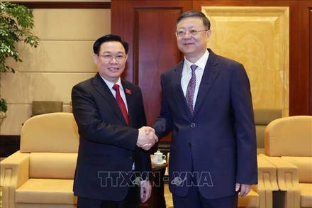 Chủ tịch Quốc hội Vương Đình Huệ gặp đồng chí Trần Cát Ninh, Bí thư Thành ủy Thượng Hải. 