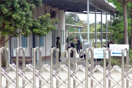 Lực lượng chức năng tiến hành khám xét Trung tâm đăng kiểm xe cơ giới 78-02D Phú Yên, địa chỉ tại Km 48+450, QL 25, Tân An, Suối Bạc, Sơn Hòa, Phú Yên. 