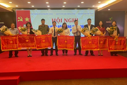 Các đơn vị được trao cờ thi đua về thành tích xuất sắc trong công tác xuất bản.