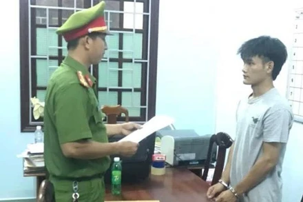 Công an bắt tạm giam Lê Đức Sơn về tội “Chống người thi hành công vụ”. 