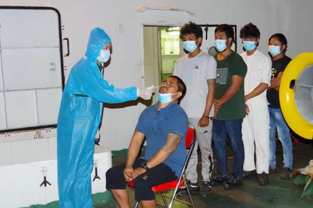 Kiểm tra y tế ban đầu cho các thuyền viên bị nạn.