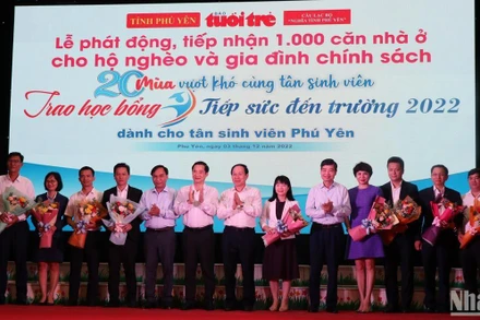 Các đại biểu tại Lễ phát động ủng hộ xây dựng 1.000 căn nhà cho hộ nghèo và trao học bổng “Tiếp sức đến trường”.