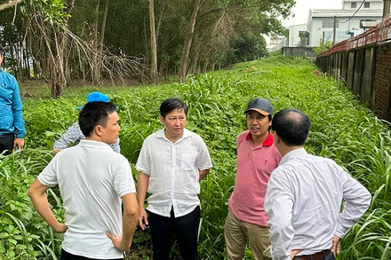 Lực lượng Sở Tài nguyên và Môi trường hai tỉnh Đồng Nai, Bình Dương kiểm tra hiện trường khu vực gần suối Xiệp.